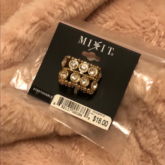 🎁✈️😊Lovely, Zirconite & Goldtone, Stretch, Fashion Ring, NWT - Picture 4 of 5